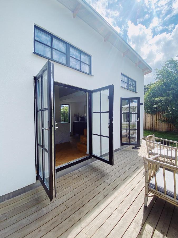 Guesthouse, Not Even A Minute Walk To The Ocean Kullavik Exterior foto